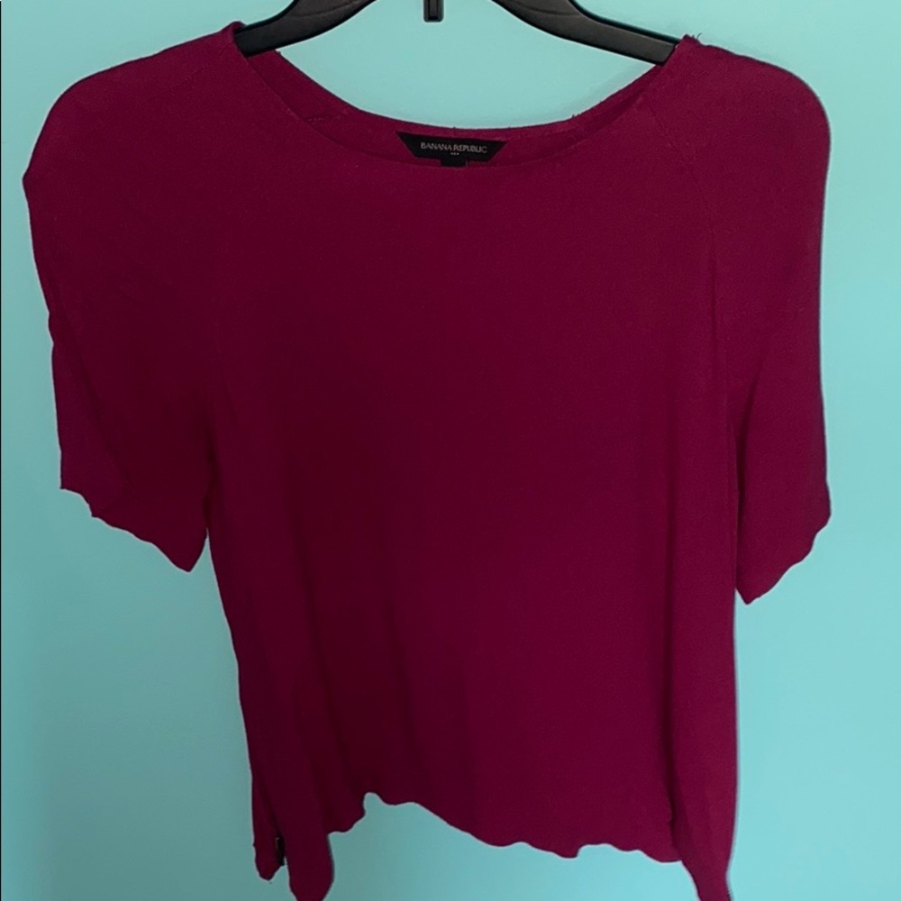 maroon tshirt